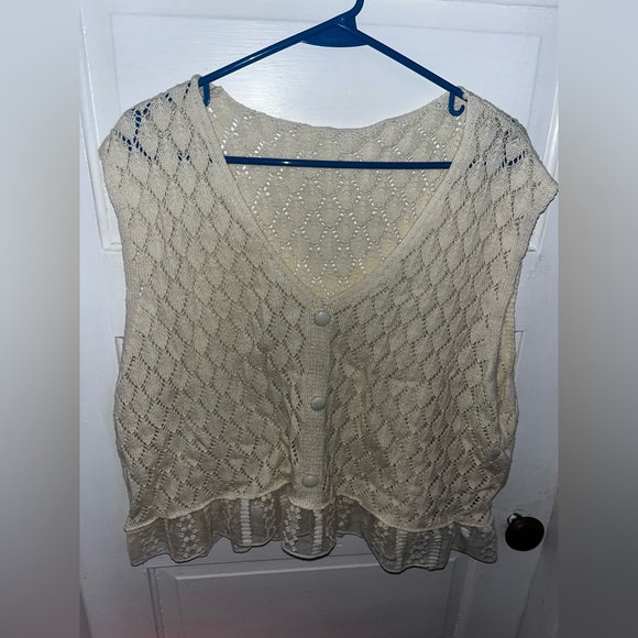 CIDER NWOT LACE TRIM CROCHET BUTTON KNITTED CROP TOP CURVE & PLUS - Picture 2 of 9